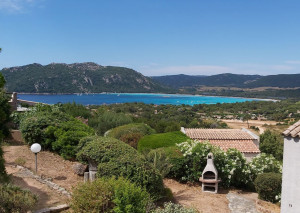 Vue de la plage de Santa Giulia